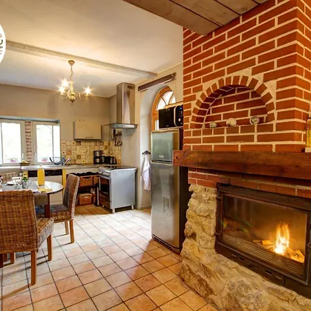 Avec Etang Prive, Cheminee, Draps Inclus, Jardin Clos A - Fr-1-496-158 Ferienhaus Montbrison